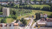 Blick über die Oberstrasse zur Ruckhalde. Das Areal zwischen dem Tunnelportal der Appenzeller Bahnen bis zur oberen Häuserreihe (einschliesslich der Familiengärten) will die Stadt mit Wohnungen überbauen. Für den Hangfuss entlang der Oberstrasse gibt es bereits ein Bauprojekt. (Bild: Ralph Ribi - 8. August 2019)