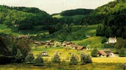 Der Weiler Oberrindal kurz vor der Jahrtausendwende: Die weisse Kapelle am kleinen Hügel oberhalb der Flawilerstrasse steht auf dem Gemeindegebiet von Oberuzwil. Die Häuser auf der anderen Strassenseite gehören zu Lütisburg. (Bild: PD)