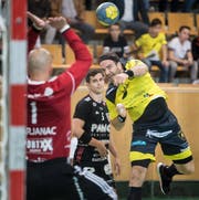 Der rumänische Internationale Jurca Rares zieht für St.Otmar ab, schliesslich hat Suhr Aarau das Nachsehen. Ein geglückter Torschuss macht den Unterschied. (Bild: Michel Canonica)