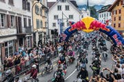Los gehts: In Sarnen starteten am Samstag gegen 1200 Töfflifahrer zum Red Bull Alpenbrevet. Die rund 100 Kilometer lange Rundfahrt führte bis nach Sörenberg und zurück. (Bild: Romina Amato/Red Bull Content Pool, Sarnen, 21. Juli 2018)