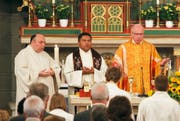 Pater Albert Nampara (Mitte), hier neben Jan Euskirchen (links) und Co-Dekan Alfredo Sacchi (rechts), beim Sonntags-Gottesdienst in der Pfarrkirche St. Peter und Paul, Oberägeri. Bild: Christof Borner-Keller