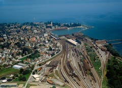 Romanshorn mit dem 1981 noch vollwertigen Güter- und Rangierbahnhof. Gut sichtbar ist das Gleisdreieck beziehungsweise die Verbindungslinie für Güterzüge Rorschach–Thurtal. (Bild: ETH-Bildarchiv)