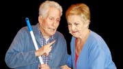 Bruno Stäheli als Hauswart und Trudi Strupler als Mieterin. (Bilder: Dieter Ritter)