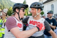 Einzelsieger Adrian Gerber (links) nimmt die Gratulation des zweitplatzierten Thomas Huber entgegen. (Bilder:André A.Niederberger (Stans, 7.Juli 2018))