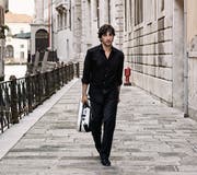 Avi Avital reist mit seiner Mandoline um die Welt. Hier spaziert er durch Venedig. (Bild: Harald Hoffmann/PD)