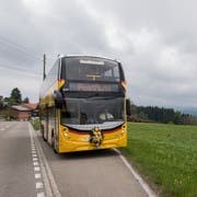 Blick auf den ersten gelben Doppelstöcker-Bus aus Grossbritannien, der an Postauto Ostschweiz abgeliefert wurde. Das Foto wurde bei der Medienpräsentation in Engelburg aufgenommen. (Bild: Keystone/Gian Ehrenzeller)