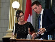 Ivan Lous (SVP, Nesslau) übergibt sein Amt als Kantonsratspräsident an Imelda Stadler (FDP, Lütisburg). Nun ist sie für ein Jahr "höchste St. Gallerin". (Bilder: Regina Kühne)