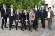 Der Münchwiler Gemeinderat der Legislatur 2019-2023 mit Präsident Guido Grütter (Zweiter von rechts), Nadja Stricker (ganz rechts) und Jos-Reto Bernet (Fünfter von rechts). (Bild: PD)