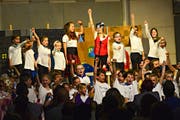 Die Kinder singen und tanzen in ihrem Musical. Besonders beliebt ist das Projekt bei den Mädchen. (Bild: Daniela Ebinger)