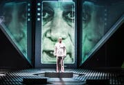 Frankensteins Geschöpf (Robert Hunger-Bühler) ist überzeugt, es sei nicht vollständig. (Bild: Tanja Dorendorf)