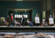 Christoph Marthaler setzt musikalische Stille in Bilder um. (Bild: Tanja Dorendorf)