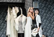 Warten in der Garderobe während des Hamlet-Monologs auf den Liebhaber: Diva Maria Tura (Diana Dengler) und Garderobiere Anna (Birgit Bücker). (Bild: Tanja Dorendorf)