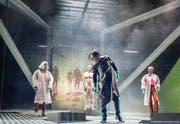 Viktor Frankenstein (Edmund Telgenkämper, Mitte vorne), hat die Kontrolle über sein Geschöpf (Robert Hunger-Bühler) längst verloren. Professorin Waldman (Inga Busch, links) und Dr. Walton (Julia Kreusch) versuchen zu retten, was zu retten ist. (Bild: Tanja Dorendorf)