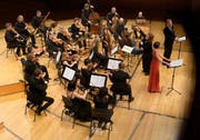 Emmanuelle Haïm dirigiert das Ensemble Le Concert d’Astrée. Rechts Sandrine Piau und Tim Mead. (Bilder: Peter Fischli/LF, 12. April 2019)