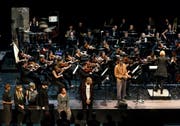 Das Late Night 2-Konzert der Lucerne Festival Academy mit Dirigentin Ruth Reinhardt und Saul Williams (im orangen Veston), einem ein Star der US-amerikanischen Slam-Poetry-Scene. (Bild Peter Fischli/Lucerne Festival)