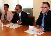 Finanzdirektorin Maya Büchi und Landammann Josef Hess kommentierten zusammen mit dem Sarner Gemeindepräsidenten Jürg Berlinger (ganz rechts) das Ergebnis der Abstimmung über das Steuergesetz. (Bild: Markus von Rotz, Sarnen, 22. September 2019)