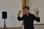 Der Bündner Schriftsteller Arno Camenisch liest lebhaft aus seinem Werk «Hinter dem Bahnhof» vor. (Bild: Julia Engel)