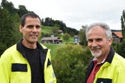 Stefan Bollhalder und Peter Bürge von der Dorfkorporation Mosnang freuen sich auf das neue Wasserreservoir. Dieses wird im Weiler Bild gebaut, gleich hinter dem Haus, das zwischen den Köpfen der beiden Funktionäre der Dorfkorporation zu sehen ist. (Bild: Timon Kobelt)