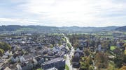 Blick Richtung Süden übers Münchwiler Zentrum: Fünf Hektaren kann der Bezirkshauptort noch einzonen. (Bild: Olaf Kühne)