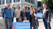 Bei der Überreichung der Petitionsunterschriften: das Komitee «Klimanotstand Frauenfeld» mit Stadtschreiber Ralph Limoncelli (r.).Bild: PD