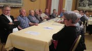 Redner und aufmerksamer Zuhörer: Franz Enderli (ganz links)