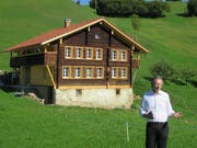 Peter Omachen, Denkmalpfleger des Kantons Obwalden, erzählt über die Restaurationen des Wohnhaus Widen, welches ab November wieder bewohnbar sein wird. (Bild: Carina Odermatt (Stalden 9. September 2018))