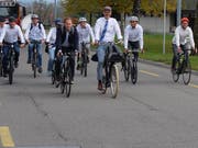 OK-Präsident Anders Stokholm (vorne rechts) und David Loosli (vorne links), sportlicher Leiter der Tour de Suisse, testen mit OK-Mitgliedern die Zielgerade vor der Frauenfelder Pferderennbahn. (Bild: Stefan Hilzinger)