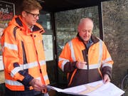 Stadtingenieur Thomas Müller und Jörg Schär, Projektleiter beim kantonalen Tiefbauamt, begutachten die Pläne. (Bild: Stefan Hilzinger)