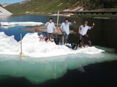 Bruno Leuzinger, Beat Walker und Othmar Monn geniessen ein Käsefondue auf der letzten Eisscholle auf dem Oberalpsee. (Bild: Bruno Leuzinger, 30. Juni 2019)