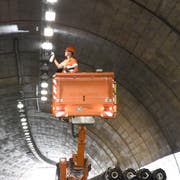 Nach Abschluss der Sanierungsarbeiten wurden im Flooztunnel alle Lampen gründlich gereinigt und defekte Leuchtmittel ausgetauscht. (Bild: Urs M. Hemm)