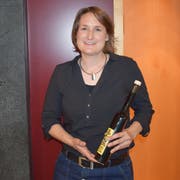 Die Vereinspräsidentin Nina Wägeli mit dem Stählibuck-Schnaps. (Bild: Tizian Fürer)