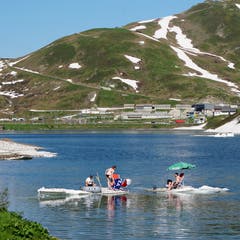 Bei dieser Sommerhitze war der Oberalpsee auf der Urner Seite der Passhöhe des Oberalppasses der ideale Badeort. Aber bei einer Lufttemperatur von rund 25 Grad werden diese coolen Inseln durch die Schneeschmelze bald schon im See aufgelöst sein – dafür wird die Wassertemperatur des Sees angenehmer. (Bild: Patrik Dahinden, 30. Juni 2019)