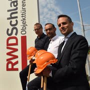Am Spatenstich: Niederlassungsleiter Reto Hörler (hrs), Geschäftsführer Luigi di Cola (RWD Schlatter), Divisionsleiter Türen Peter Spirig (Arbonia). (Bild: Sheila Eggmann)