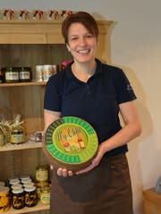 Bernadette Manser in ihrem neuen Käselädeli, das sich im Bräägg direkt an der Strasse zwischen Bazenheid und Bütschwil befindet. (Bild: Beat Lanzendorfer)