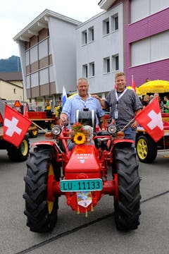 Der Aebi AM 53 von Vater Beat Bölsterli (51, links) und Sohn Matthias (15) aus Schachen bei Malters hat inzwischen mehr Kilometer auf dem Buckel als früher auf dem Bauernhof. Die beiden planen gar, damit über den Gotthard zu fahren.