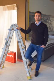 Serkan Akin ist der Wirt des neuen Cafés Intermezzo, das in rund zwei bis drei Wochen eröffnet. Bis dahin hilft der 32-Jährige bei den Umbau- und Renovationsarbeiten mit. (Bild: Miranda Diggelmann)