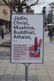 Solche Plakate sind während etwas mehr als einer Woche in der Stadt Wil aufgestellt. Sie sollen Menschen dazu bringen, sich mit ihrer persönlichen Haltung auseinanderzusetzen. (Bild: Gianni Amstutz)