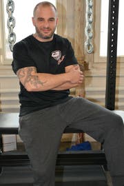 Der 31-jährige Simon Strassmann führt mit seinem Bruder Nils seit 2015 das FPW CrossFit in Bazenheid. (Bild: Beat Lanzendorfer)