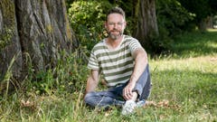 Fühlt sich in der Natur am wohlsten: Moderator Nik Hartmann auf einer Wiese wenige Schritte vom SRF-Hauptsitz in Zürich am Leutschenbach. (Bild: Sandra Ardizzone)