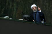 Hassan Rohani steht den Abgeordneten im iranischen Parlamen Red und Antwort. (Vahid Salemi/AP, Teheran, 28. August 2018)