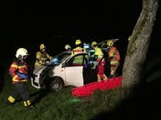 Die Feuerwehr birgt eine Frau aus dem Unfallwagen. (Bild: Zuger Polizei)