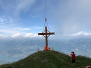 Das Arvikreuz, das einem Sturm Anfang Jahr zum Opfer fiel, ist neu gebaut und nun per Helikopter auf den Gipfel oberhalb von Kerns geflogen und installiert worden. (Bild: PD, 12. Juli 2018)