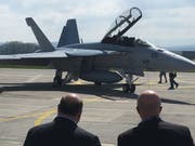 US-Botschafter Ed McMullen (links) nimmt das Lieblingsflugzeug des US-Präsidenten Donald Trump, den Super Hornet, in Augenschein. (Bild: Henry Habegger)