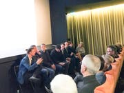 Die sieben Stadtratskandidaten beantworten im Cinema Luna die Fragen von Moderator Gian-Marco Jenatsch (4. v. l.). (Bild: Samuel Koch)