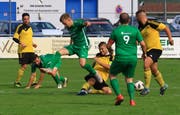 Mit letztem Einsatz: Sevelens Captain Aleksandar Matic kann dem wirbligen Haager Ivan Carkic den Ball vom Fuss spitzeln. (Bild: Robert Kucera)