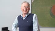 Reinhard Frei, Organisator des Rheintaler Wirtschaftsforums, in seinem Büro vor einem Bild des Marbacher Kunstmalers Willi Keller. (Bild: Urs Bucher)