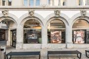 Geheimnis 32: Monatsköpfe. Das Haus Bankgasse 9, in dem heute im Erdgeschoss die Tourist-Information untergebracht ist. Im Bild sind vier von zwölf Köpfen zu sehen, die jeder einen Monat darstellt. (Bild: Hanspeter Schiess - 31. Oktober 2017)