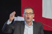 Roger Köppel besucht im Wahlkampf alle Schweizer Gemeinden. (KEY/Urs Flueeler)