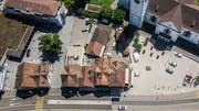 Würde das alte Schlachthaus (in der Bildmitte) abgerissen, entstünde eine direkte Verbindung zwischen dem Toggenburger-Platz (links) und dem Kirchplatz vor der Andreaskirche (rechts). (Bild: Michel Canonica)