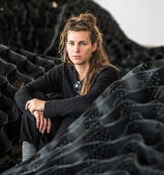 Die Israelin Ella Littwitz baut in der Kunsthalle St.Gallen das Mittelmeer aus Autoreifen. (Bild: Michel Canonica)